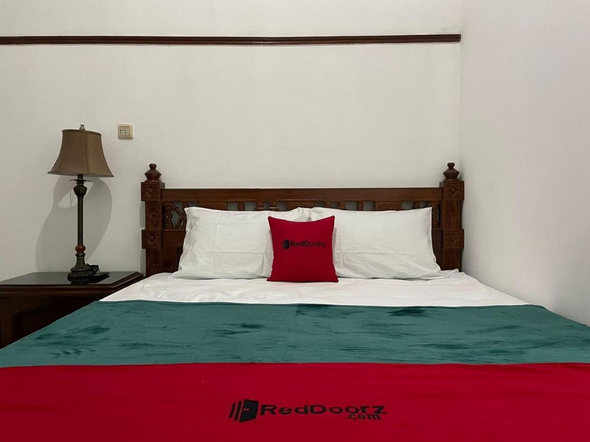 Reddoorz Syariah @ Karang Pilang Hotel Karangpilang Exterior photo