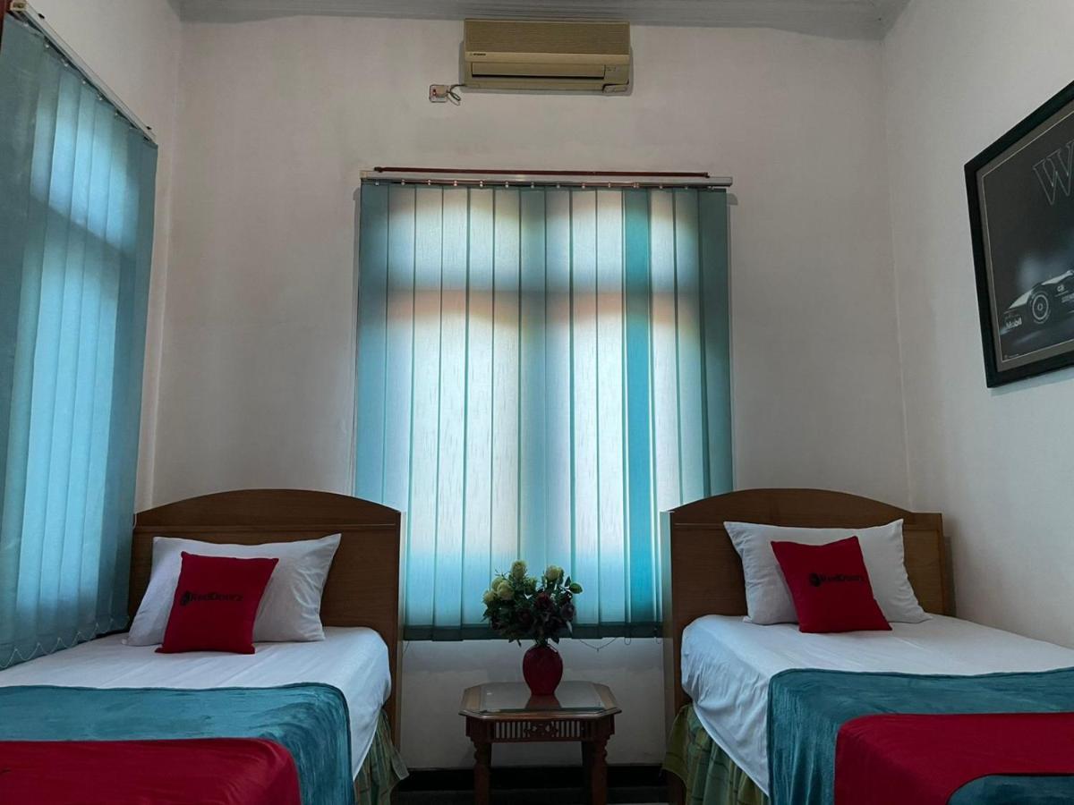 Reddoorz Syariah @ Karang Pilang Hotel Karangpilang Exterior photo