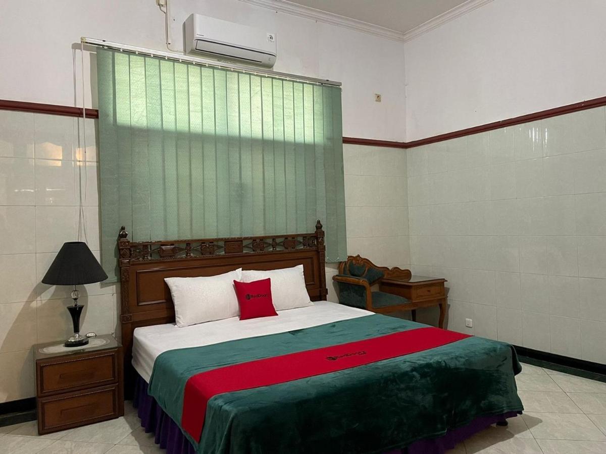 Reddoorz Syariah @ Karang Pilang Hotel Karangpilang Exterior photo