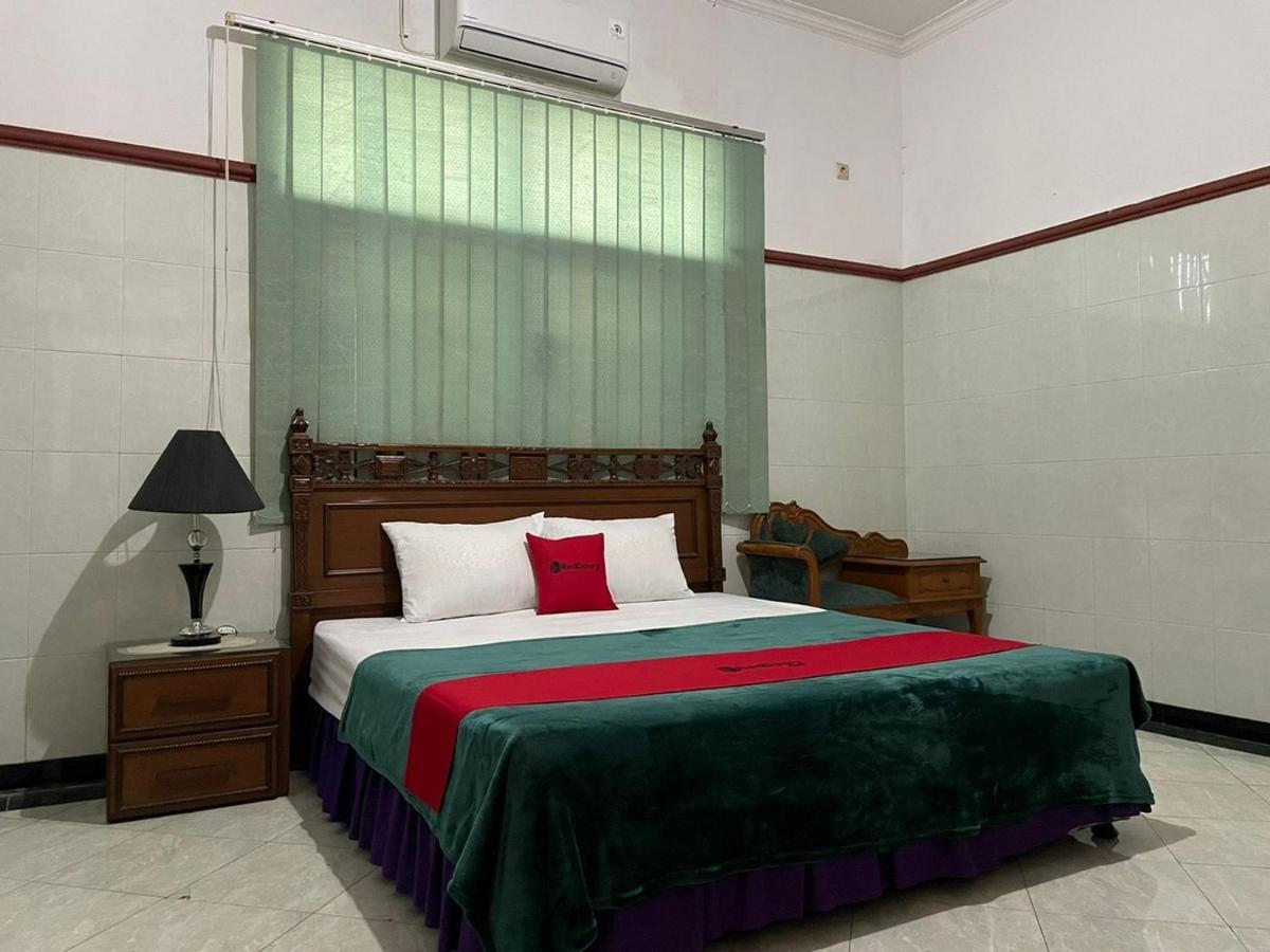 Reddoorz Syariah @ Karang Pilang Hotel Karangpilang Exterior photo